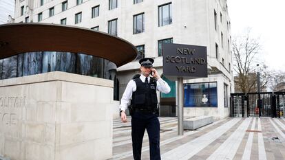 Un agente frente a la sede de New Scotland Yard, en Londres