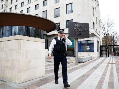 Un agente frente a la sede de New Scotland Yard, en Londres