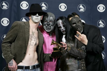 Paul Gray, al extremo derecho de la foto, con algunos de los integrantes de Slipknot tras recibir el Grammy en 2006