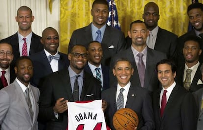 Lebron, con una camiseta del presidente Obama, junto a este.