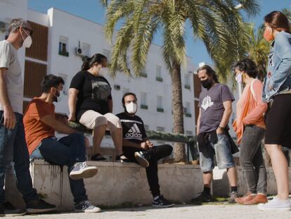 Jesús Campos rodeado de sus educadores, profesores y su madre, en el barrio de Las Palmeras, Córdoba.