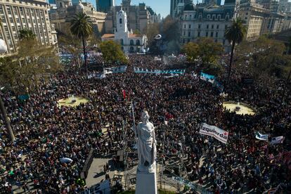 Vista aérea de la Plaza de Mayo durante la manifestación de este viernes en apoyo a Fernández de Kirchner. 