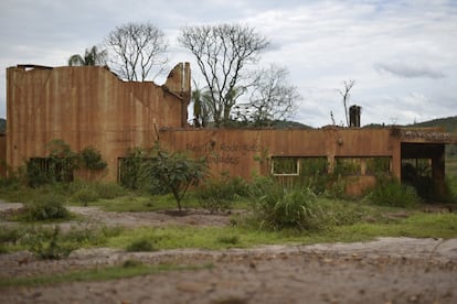 Uma das paredes que resistiram em pé ao tsunami de rejeitos é a da Escola Municipal de Bento Rodrigues.