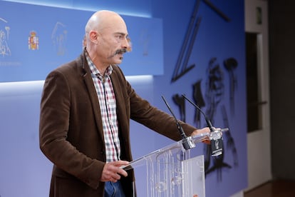 El secretario general del grupo parlamentario de Sumar, Txema Guijarro, este martes durante una rueda de prensa en el Congreso.