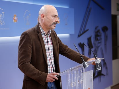 El secretario general del grupo parlamentario de Sumar, Txema Guijarro, este martes durante una rueda de prensa en el Congreso.