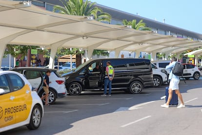 Un inspector de Transportes del Consell Insular d'Eivissa pide la documentación al conductor de una VTC en el aeropuerto el 12 de agosto.