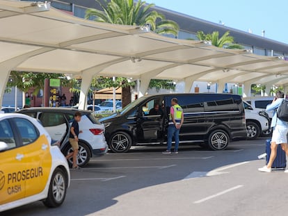 Un inspector de Transportes del Consell Insular d'Eivissa pide la documentación al conductor de una VTC en el aeropuerto el 12 de agosto.