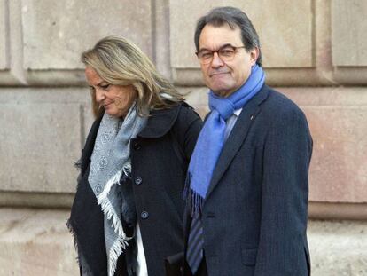 El expresident de la Generalitat Artur Mas junto a su mujer, Helena Rakosinik, el penúltimo día del juicio por el 9N.