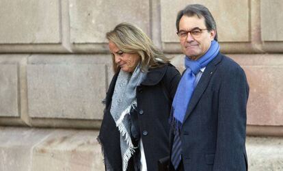 L'expresident de la Generalitat Artur Mas, amb la seva dona, Helena Rakosnik, el penúltim dia del judici pel 9-N.