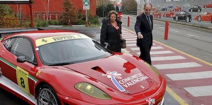 Camps y Barber&aacute; en la sede de Ferrari en Italia en noviembre de 2010.