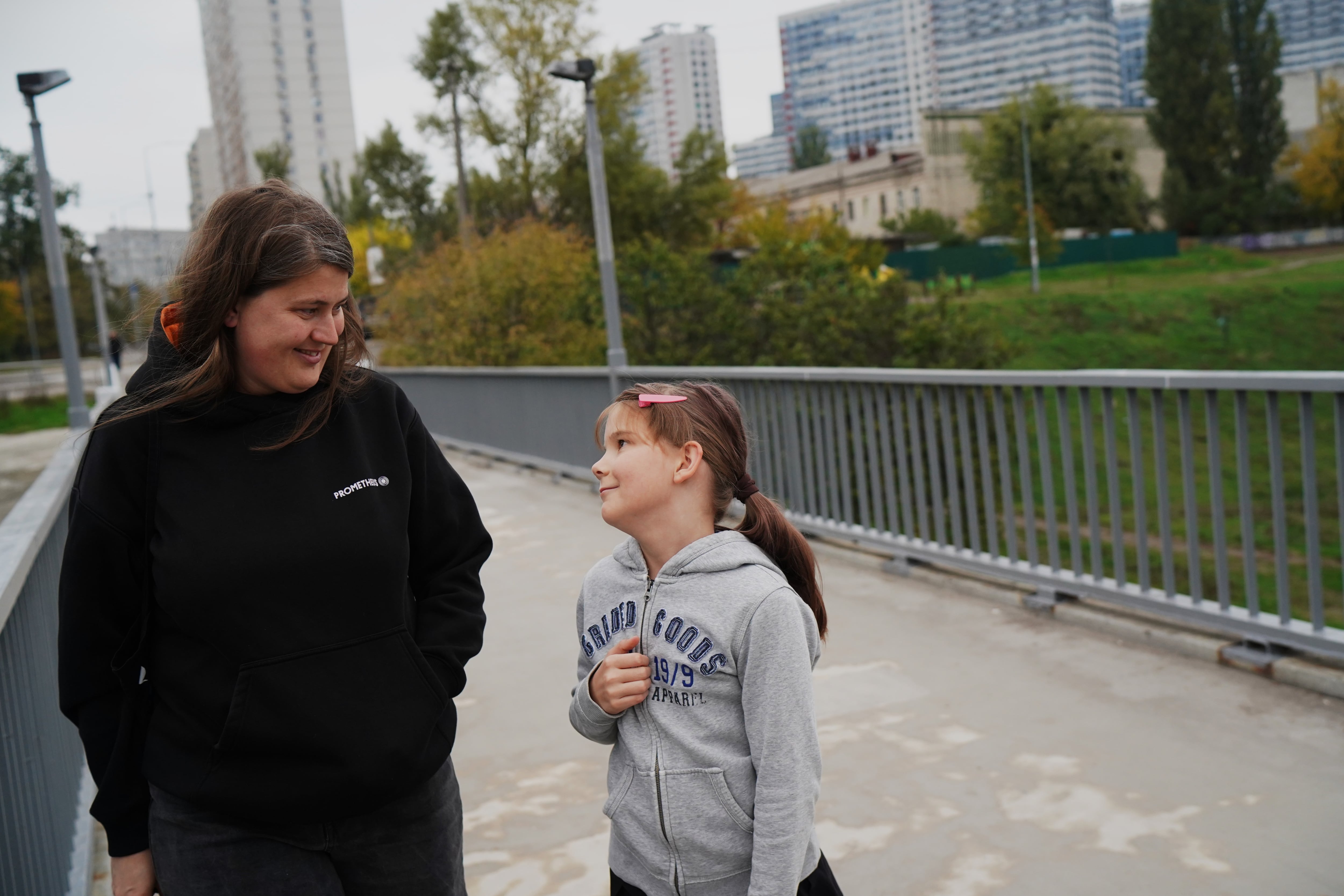 Nastia, de 39 años, acompaña a su hija Polina, de 9, a clase de tenis.