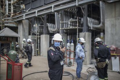 Trabajadores en la refinería de Ecopetrol Barrancabermeja