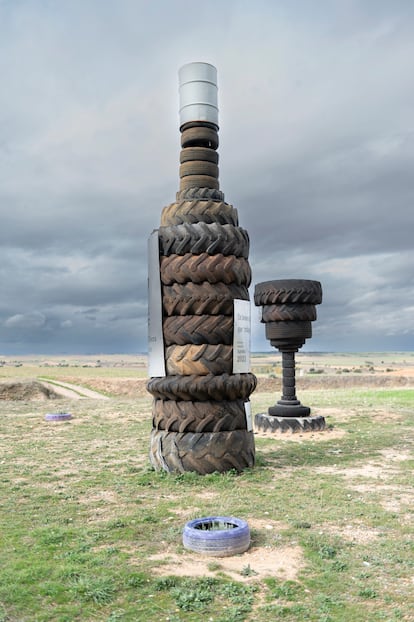 Escultura hecha con neumáticos en honor al vino, en Tubilla del Lago (Burgos). 