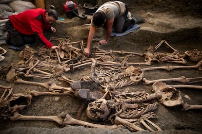 María José Gámez, arqueóloga y Félix Bizarro, arqueólogo, durante la intervencion con los diez cuerpos encontrados maniatados en la fosa CE017 del Barranco de Viznar, Granada.