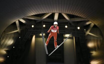 El estadounidense Casey Larson durante la prueba de salto de esquí en el centro de Centro de Biatlón Alpensia, el 10 de febrero de 2018.