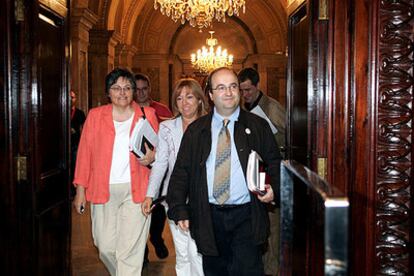 Los diputados autonómicos del PSC Lidia Santos, Manuela de Madre y Miquel Iceta (de izquierda a derecha), el 29 de julio pasado, cuando la Comisión Primera del Parlamento catalán aprobó el proyecto de reforma del Estatuto.