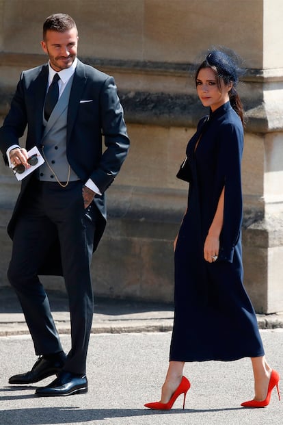 Victoria Beckham eligió un sobrio vestido azul marino con aberturas en el escote y las mangas firmado por ella misma. El toque de color lo aportaron sus zapatos rojos. David Beckham confió en Dior.