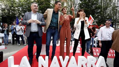 Pedro Sánchez y María Chivite, en el centro de la imagen en un acto electoral en la plaza del Vínculo de Pamplona.