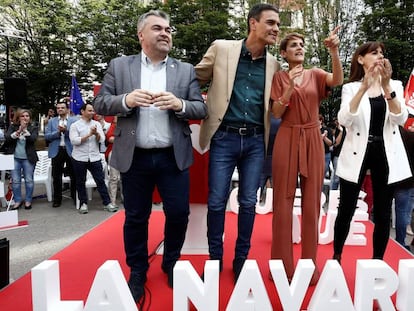 Pedro Sánchez y María Chivite, en el centro de la imagen en un acto electoral en la plaza del Vínculo de Pamplona.