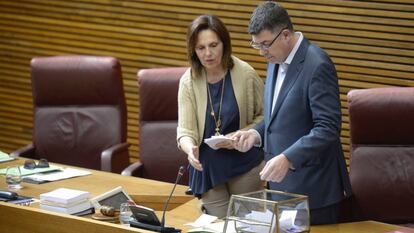 El presidente de las Cortes, Enric Morera, y la vicepresidenta, Carmen Martínez, durante la votación de los síndics.
