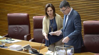 El presidente de las Cortes, Enric Morera, y la vicepresidenta, Carmen Mart&iacute;nez, durante la votaci&oacute;n de los s&iacute;ndics. 