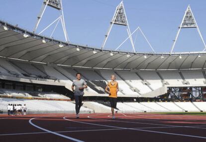 Sebastian Coe, presidente del Comité organizador de Londres 2012 y exatleta, corre por la pista del estadio olímpico acompañado por Hannah England, plata en los 1.500 del último Mundial. Los Juegos comenzarán el 27 de julio de 2012.