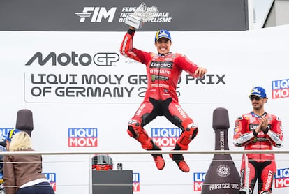 Marc Márquez celebra ante el aplauso de su compañero Pecco Bagnaia.