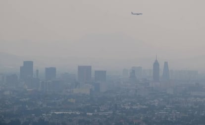 Una capa de polución, este sábado, en Ciudad de México.