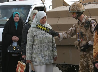 El aeropuerto de la ciudad de Basora ha sido como un centro militar debido a las fuertes medidas de seguridad que se han dado durante toda la jornada. Los soldados británicos han registrado uno a uno a los civiles.