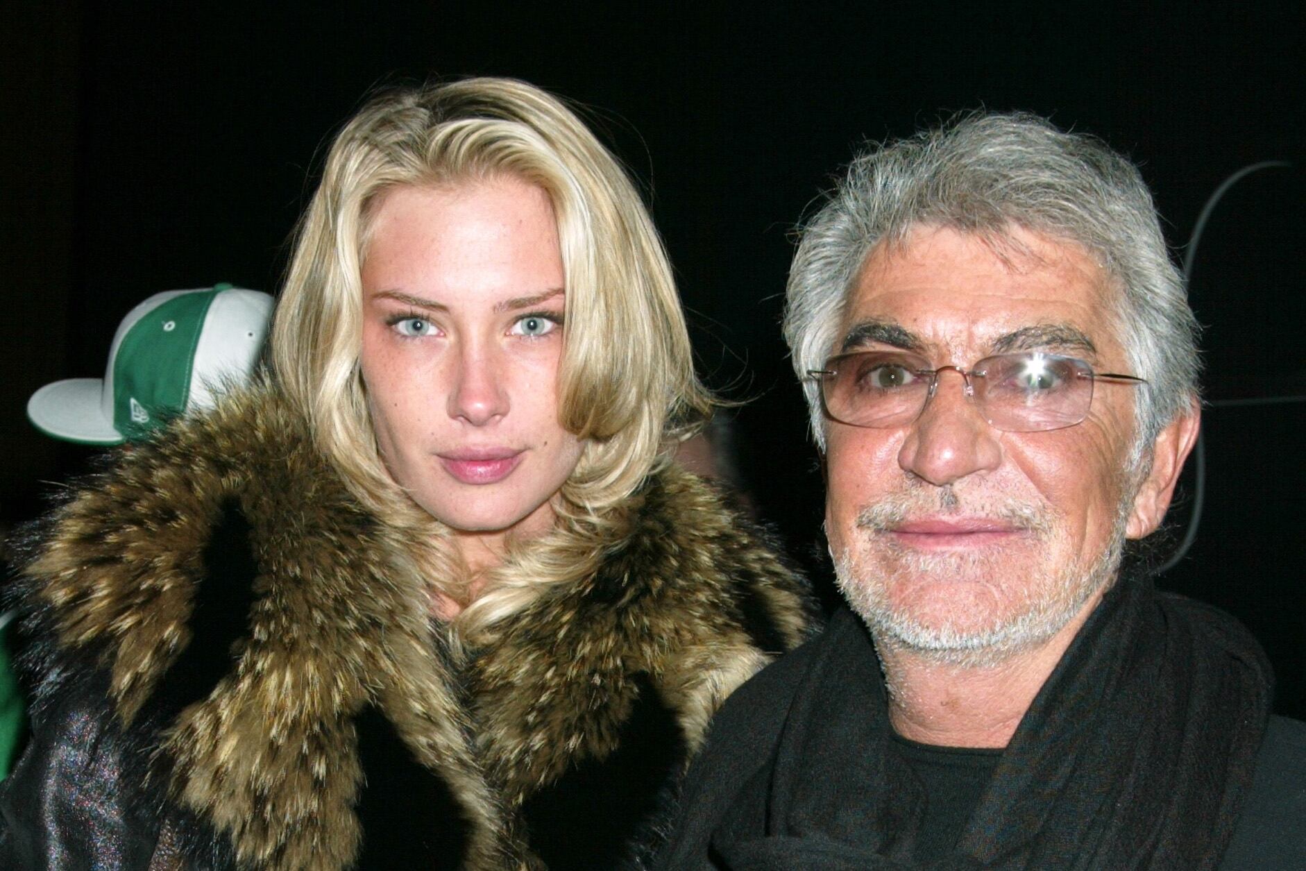 La modelo Crystal McKinney y el fallecido diseñador Roberto Cavalli en un evento de moda en Nueva York en el año 2003.