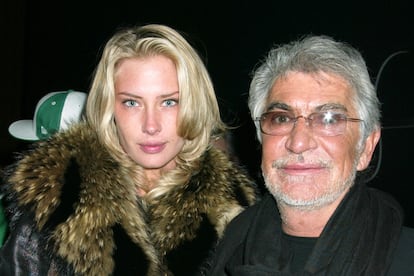 La modelo Crystal McKinney y el fallecido diseñador Roberto Cavalli en un evento de moda en Nueva York en el año 2003.