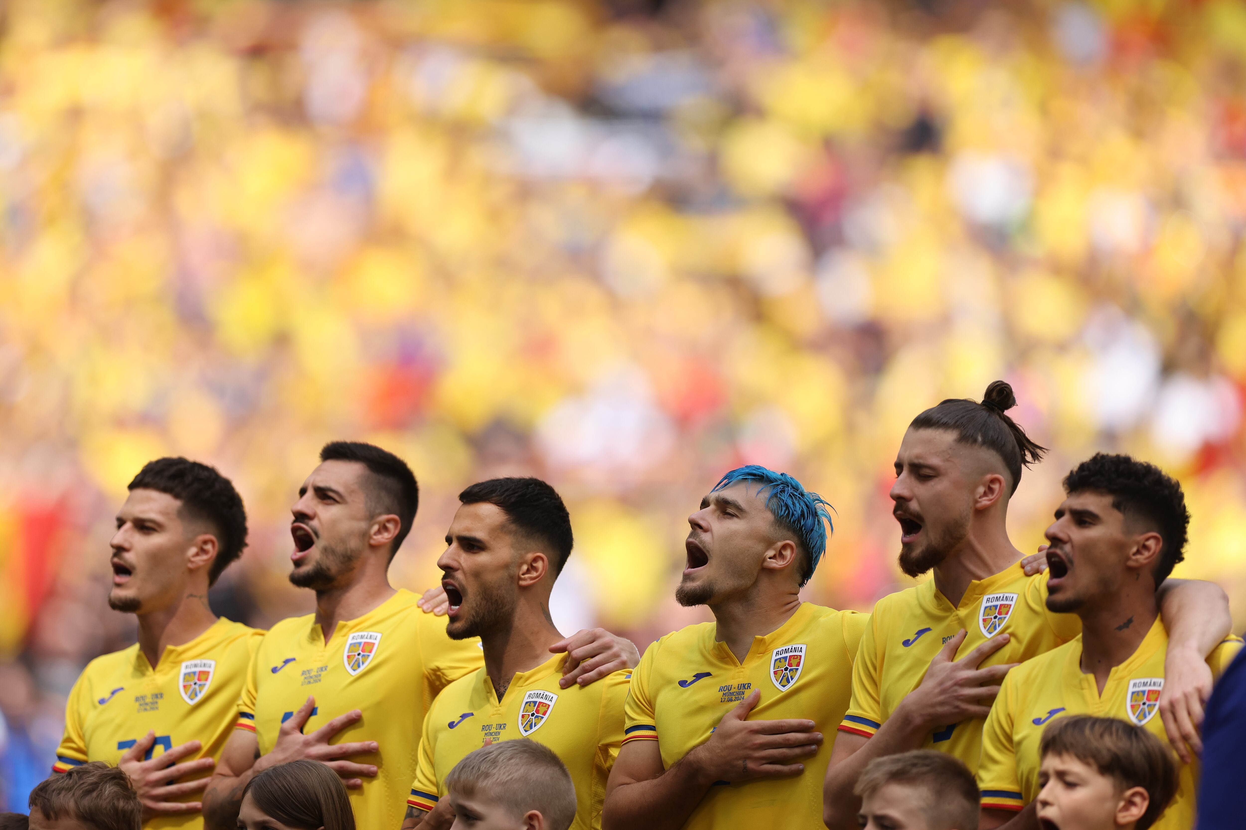 Jugadores rumanos cantan el himno de su país.