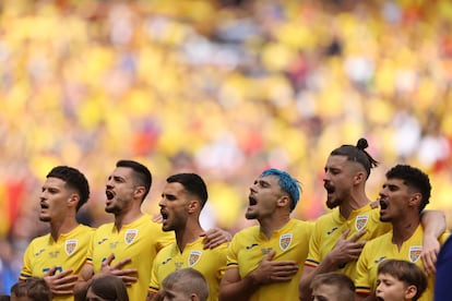 Jugadores rumanos cantan el himno de su país.