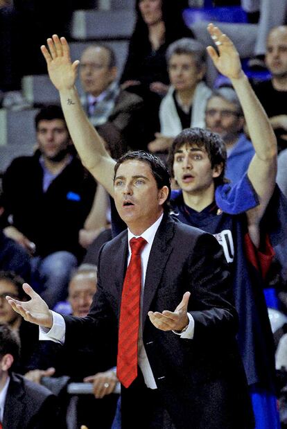 Xavi Pascual y Ricky protestan una decisión arbitral.