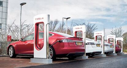 Tesla es una marca especializada en modelos eléctricos que parece ir por delante de los fabricantes tradicionales en la carrera por los coches de baterías.