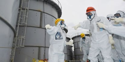 El gobernador de Fukushima inspecciona uno de los tanques de la central a comienzos de esta semana.