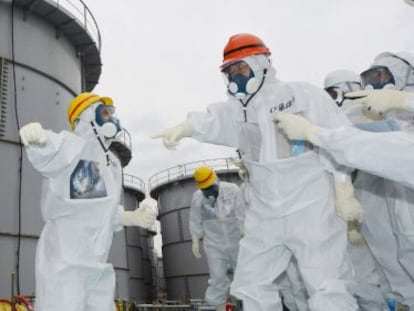 El gobernador de Fukushima inspecciona uno de los tanques de la central a comienzos de esta semana.