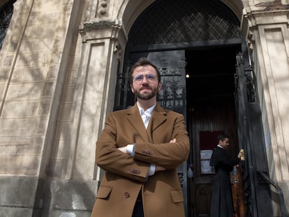 El sociólogo Rafael Ruiz, autor del libro 'La secularización de España', ante el Real Colegio Nuestra Señora de Loreto, en Madrid, el 9 de abril.