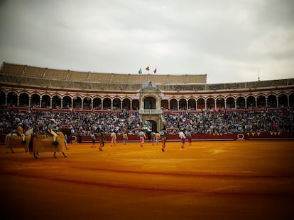 Paseíllo en la plaza de La Maestranza de Sevilla.