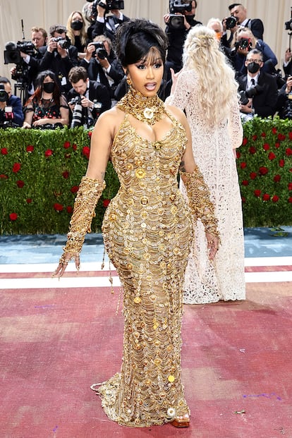 La rapera Cardi B, con un vestido de Atelier Versace dorado con más de un kilómetro de cadenas. La propia Donatella Versace dijo que era "muy valiente por haberlo elegido porque es un modelo que pesa mucho".