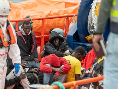 Inmigrantes rescatados cerca de Lanzarote llegan a Puerto Naos, tras ser trasladados por el nuevo buque de Salvamento Marítimo Guardamar Urania, este miércoles.
