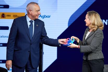 La vicepresidenta primera y ministra de Asuntos Económicos y Transformación Digital, Nadia Calviño (d), junto al delegado del Consorcio de la Zona Franca.