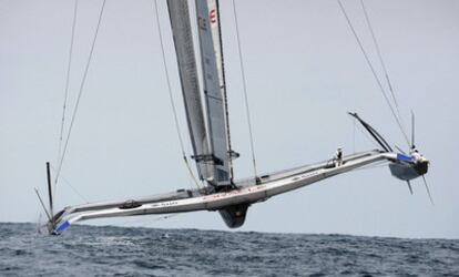 El <i>Oracle,</i> por delante del <i>Alinghi</i> durante la segunda regata.