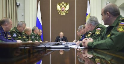 Vlad&iacute;mir Putin, en una reuni&oacute;n hoy con militares.