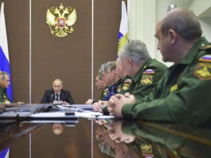 Vladímir Putin, en una reunión hoy con militares.