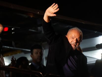 Lula da Silva saluda a simpatizantes en la noche del domingo en la avenida Paulista de São Paulo (Brasil).