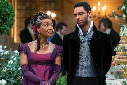 Adjoa Andoh y Regé-Jean Page en un instante del octavo episodio de la primera temporada de Bridgerton.