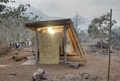 Casa de baños en el orfanato de Ban Tha Song Yang (Tailandia), de Tyin. El estudio noruego Tyin (Andreas Grondtvedt y Yashar Hanstad) levantó con la ayuda de los habitantes del pueblo unos baños ventilados en un orfanato de niños de etnia karen refugiados en Tailandia, junto a la frontera birmana. El baño mejoró el drenaje de las instalaciones al sustituir el hormigón —donde se acumulaban los líquidos y, con ellos, los focos de infección— por una base de grava cubierta con lamas de teca y al ventilarlo gracias a los paramentos de bambú. El proyecto costó 2.979 euros.