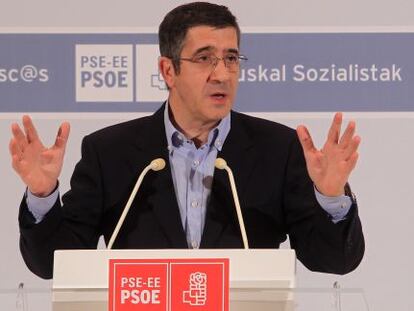 Patxi López, durante su intervención en el comité nacional del PSE, reunido en el palacio Euskalduna de Bilbao.