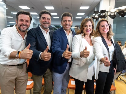 El ganador de las elecciones en la Comunidad Valenciana, Carlos Mazón, en el centro, entre los ganadores de las principales ciudades valencianas.